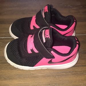 Black and pink toddler nike's. Size 7C